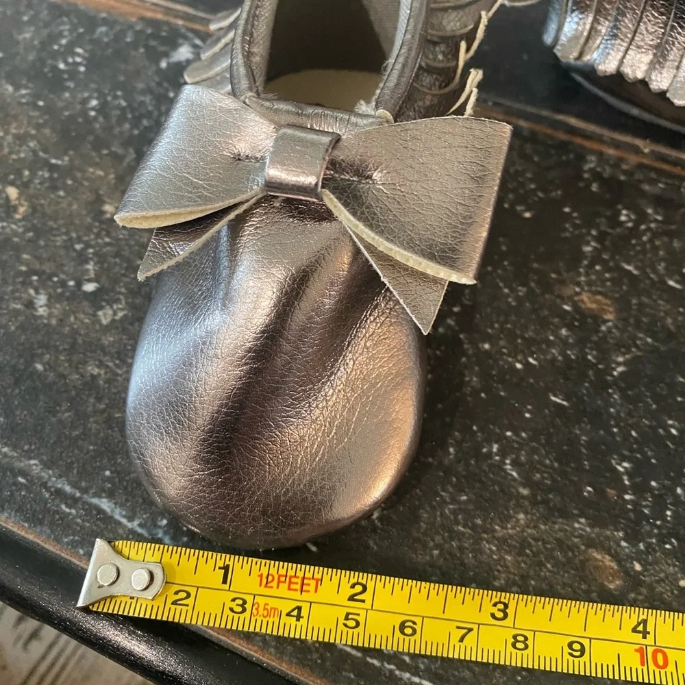 METALLIC fringe leather baby moccasins! Soft soles/good for baby feet 👣 NWT